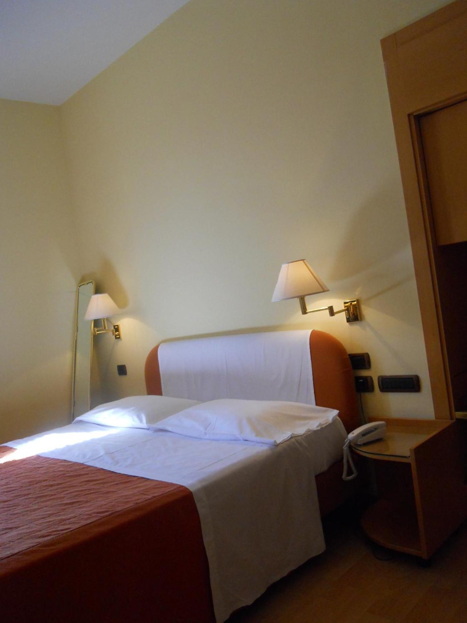 Albergo Italia Urbino Bagian luar foto